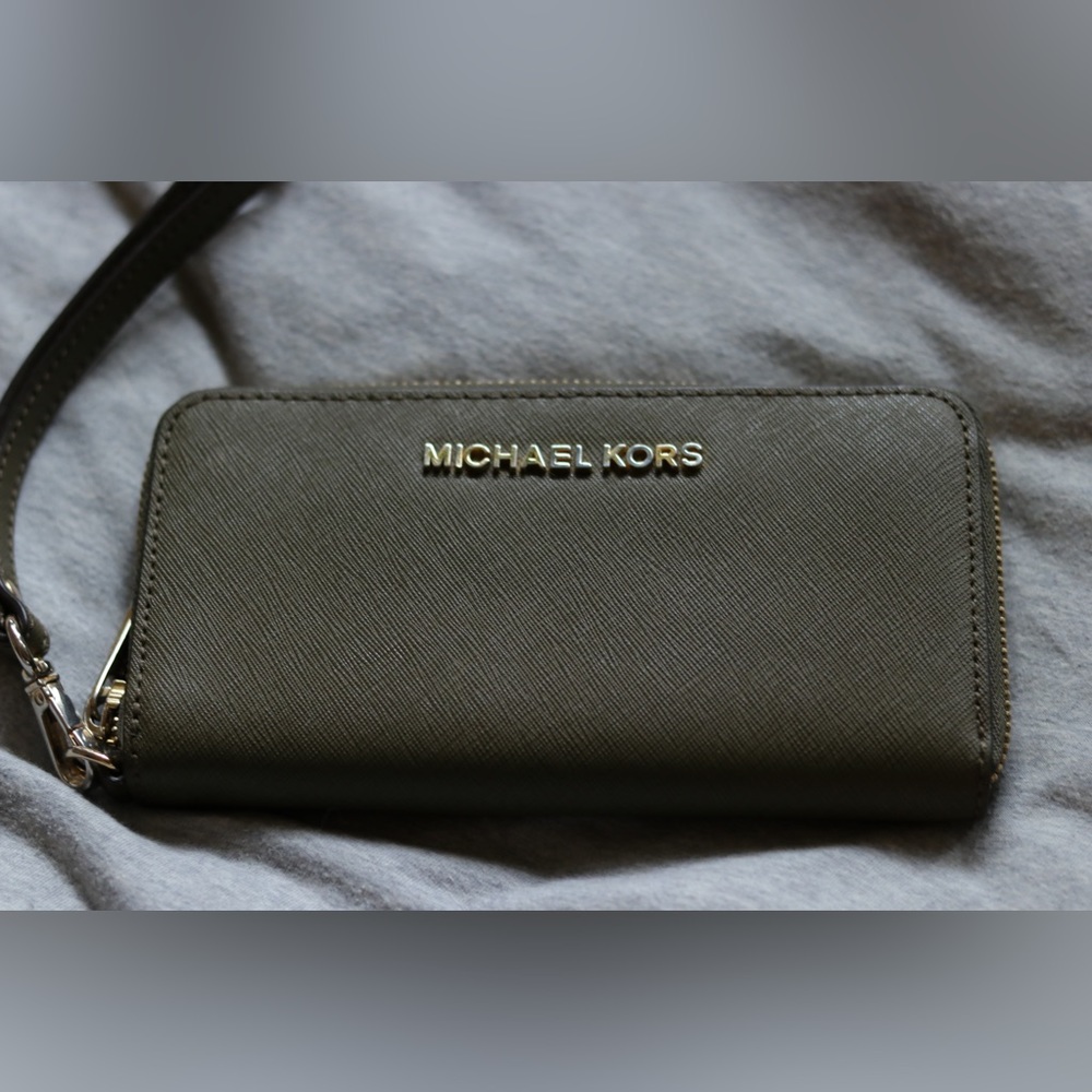 Olive Michael Kors Wristlet Wallet
